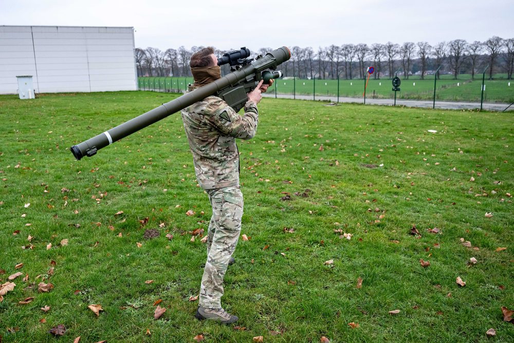 Ein Soldat des belgischen Special Operations Regiment (SOR) demonstriert das Luftabwehrsystem PIORUN