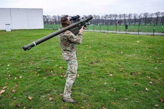 Ein Soldat des belgischen Special Operations Regiment (SOR) demonstriert das Luftabwehrsystem PIORUN