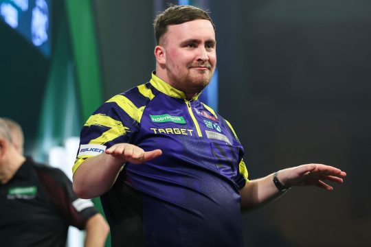 Luke Littler nach seinem Sieg bei der Darts-WM