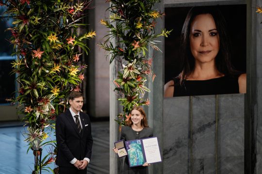 Ana Corina Sosa, die Tochter von Maria Corina Machado, nimmt den Preis entgegen