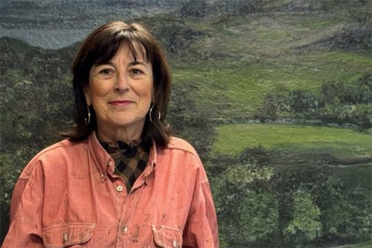 Künstlerin Marie-Neige Prignon vor einem ihrer Gemälde