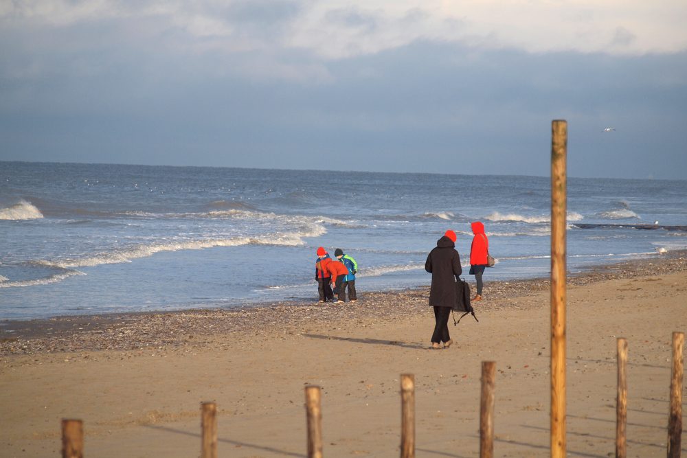 Spaziergänger am Strand von Ostende