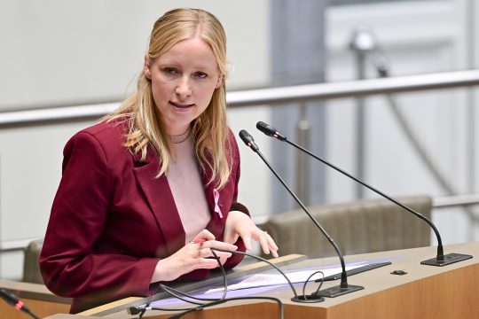 Die Flämische Ministerin Melissa Depraetere im Flämischen Parlament