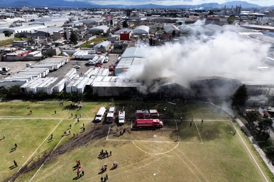 Rauch an der Absturzstelle, Fahrzeuge von Rettungskräften
