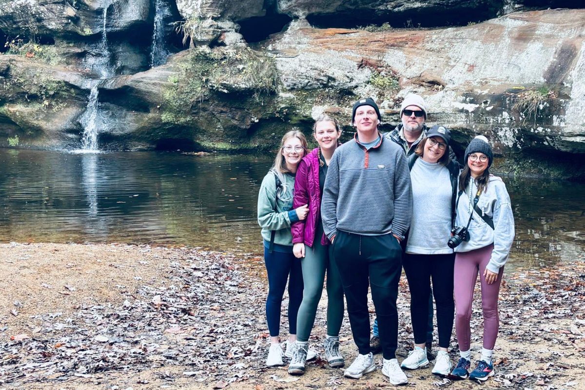 Mia Cabanetos mit ihrer Gastfamilie beim Besuch des Hocking Hills State Park