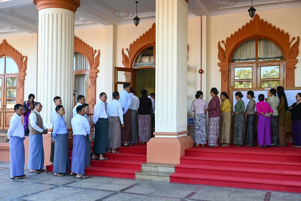 Warteschlangen vor Wahlbüros in Myanmar