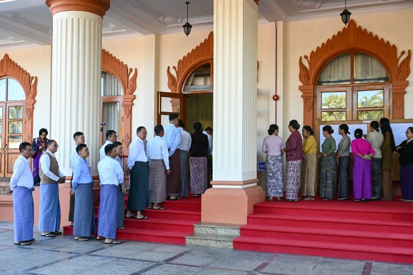 Warteschlangen vor Wahlbüros in Myanmar