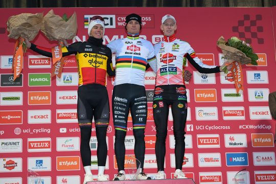 Das Siegerpodest der Männer: Thibau Nys, Mathieu Van Der Poel und Michael Vanthourenhout