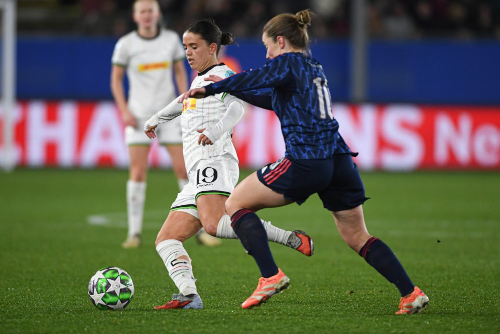 Jeslynn Kuijpers von OHL im Zweikampf mit Arsenals Kim Little