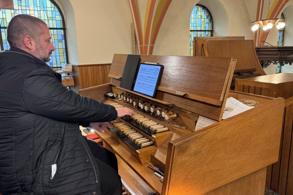 Michael Schneider an der Orgel der St.-Anna-Kirche in Wirtzfeld