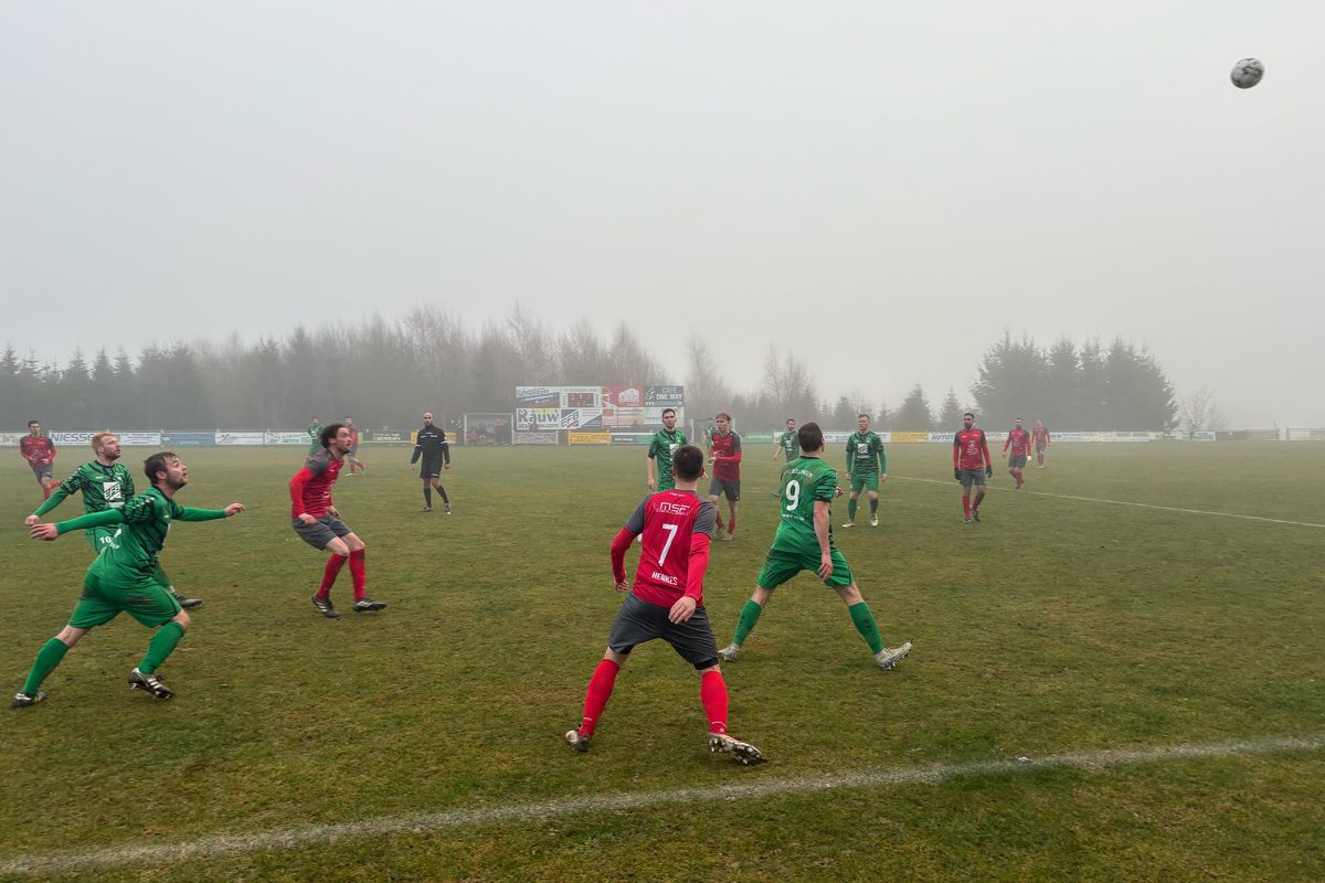 Spieler im Nebel bei Büllingen vs Oudler