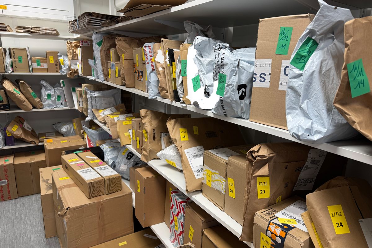 viele Pakete auf regalbretternRegale