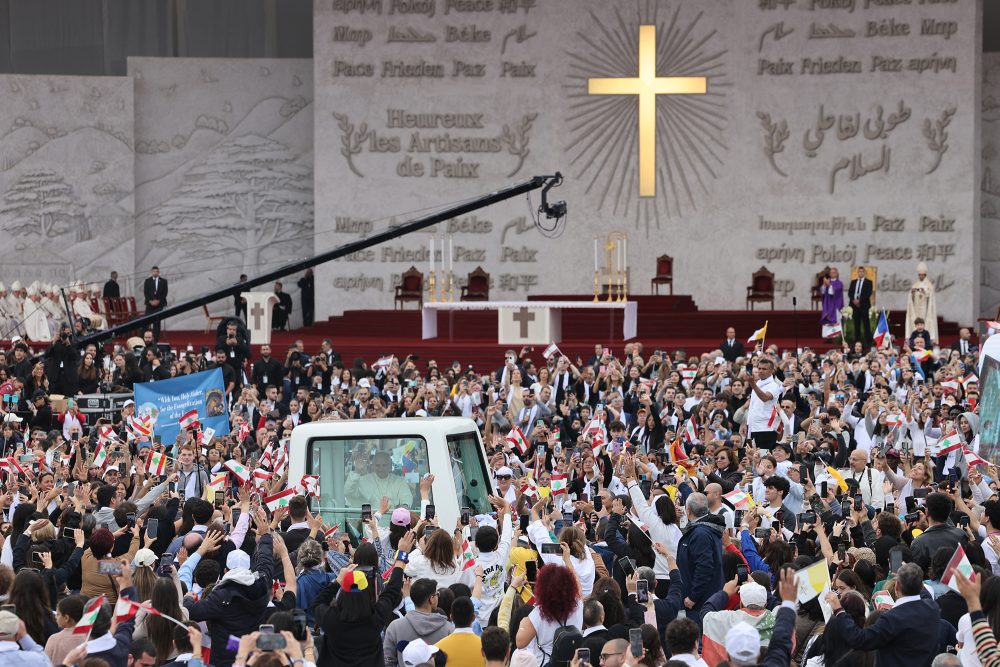 Der Papst bahnt sich mit dem Papamobil den Weg durch die Menschenmassen