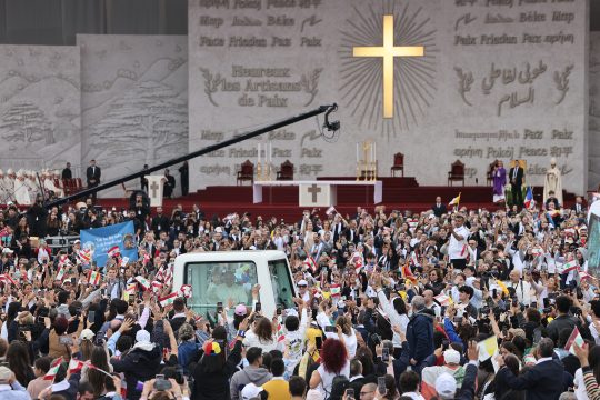 Der Papst bahnt sich mit dem Papamobil den Weg durch die Menschenmassen