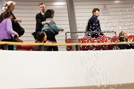 Im Parlament flogen Flugblätter und Konfetti