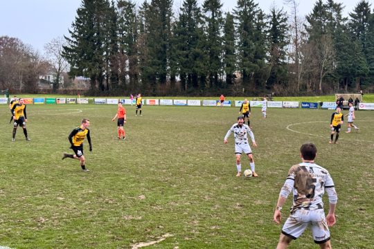 Spieler auf dem Platz bei RFC Raeren-Eynatten vs Binche