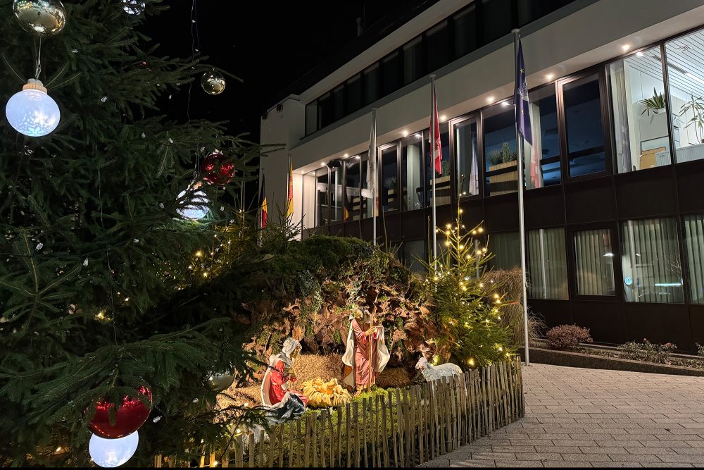 Krippe und Weihnachtsbeleuchtung vor dem Rathaus St. Vith