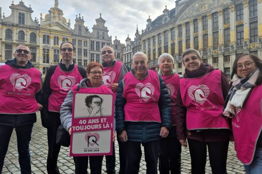 40 Jahre "Restos du Coeur" in Belgien - Helfer mit einem Plakat in Brüssel