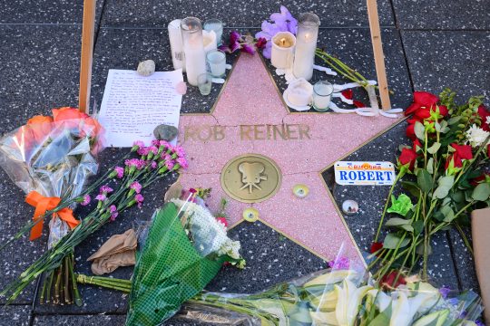 Neben Rob Reiners Stern am "Hollywood Walk of Fame" haben Fans unter anderem Blumen und Kerzen niedergelegt