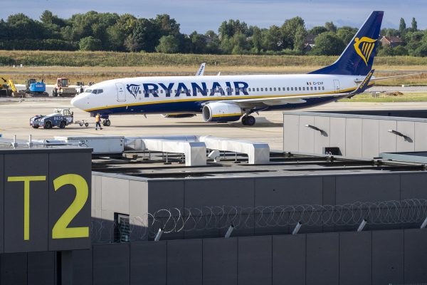 Ryanair-Flugzeug am Flughafen Charleroi