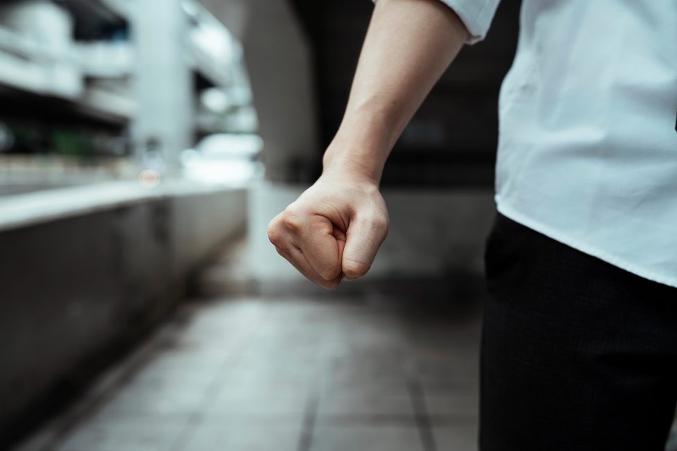 Mann im Hemd ballt die Faust