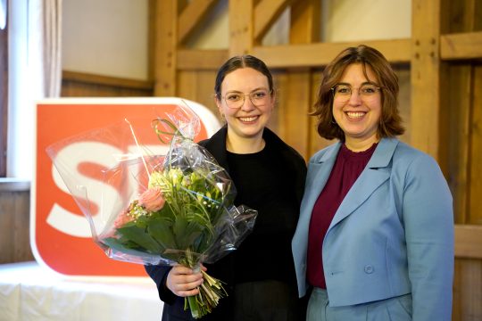 Die neue Regionalsekretärin Sarah Schröder mit der Präsidentin der SP Ostbelgien, Linda Zwartbol