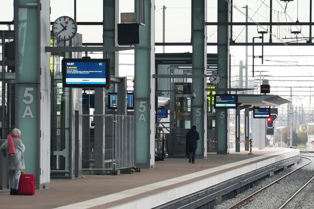 Bahnsteig mit Passagieren und Gleise im Genter Bahnhof