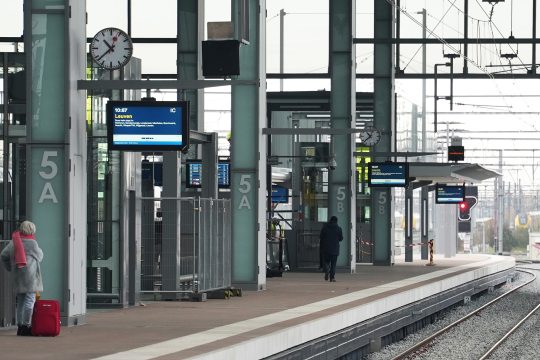 Bahnsteig mit Passagieren und Gleise im Genter Bahnhof