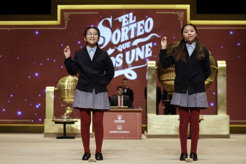 Schulmädchen mit den Nummern der Gewinner