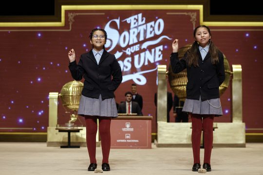 Schulmädchen mit den Nummern der Gewinner