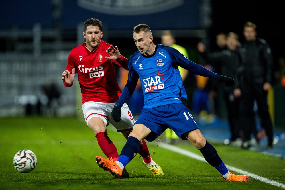 Standard-Spieler Thomas Henry im Zweikampf mit Roman Kvet von Dender