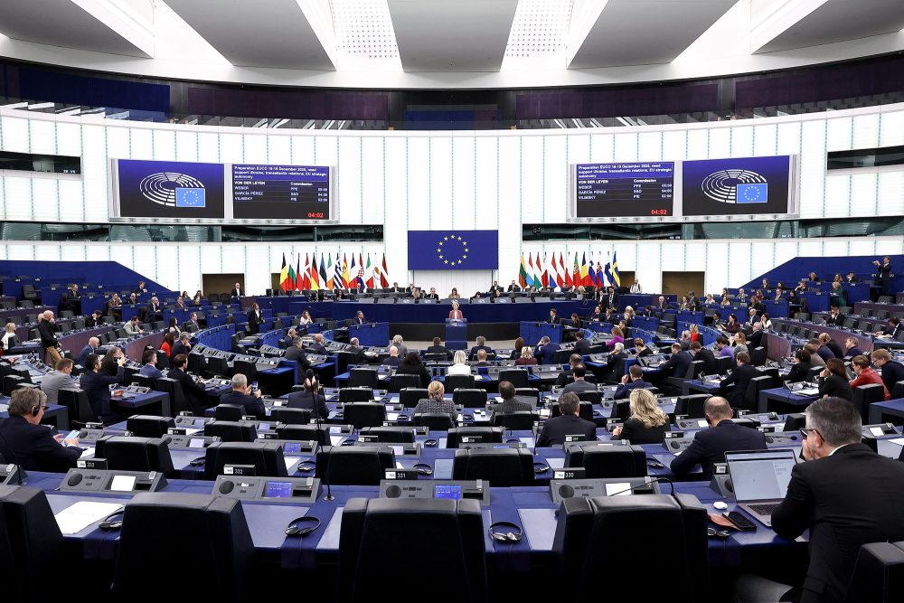 Sitzungssaal des EU-Parlaments in Straßburg, Ursula von der Leyen am Rednerpult in der Mitte