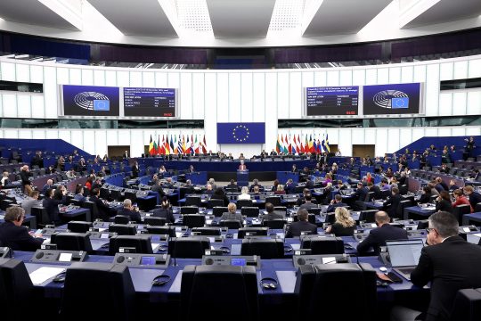 Sitzungssaal des EU-Parlaments in Straßburg, Ursula von der Leyen am Rednerpult in der Mitte