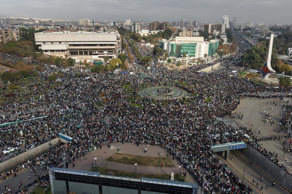 Luftansicht eines zentralen Platzes in Damaskus mit Tausenden feiernden Menschen