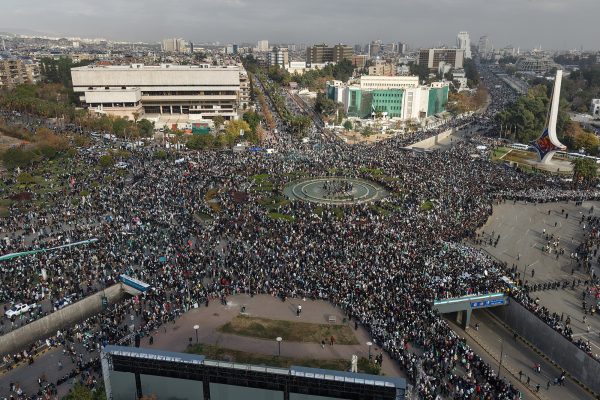 Luftansicht eines zentralen Platzes in Damaskus mit Tausenden feiernden Menschen