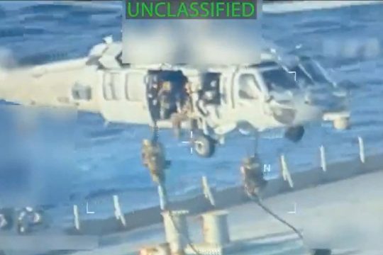 Soldaten seilen sich aus einem Hubschrauber ab und betreten den Tanker