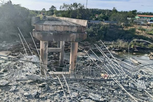Zerstörte Brücke in der Provinz Pursat in Kambodscha