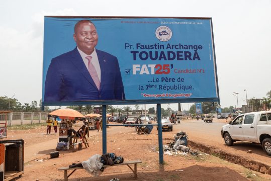 Ein Wahlplakat mit dem Bild von Präsident Touadéra
