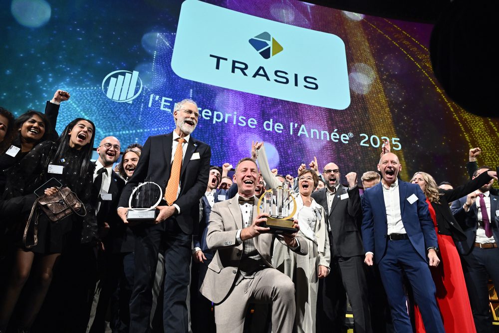 Verantwortliche und Mitarbeiter von Trasis bei der Ehrung, Geschäftsführer und Technischer Leiter halten Trophäen in den Händen