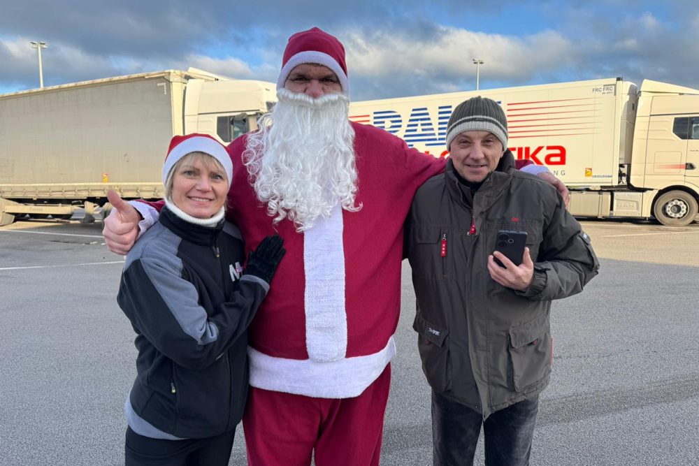 LKW-Weihnachtsmann Manuel Henkes und Team verteilen wieder Geschenktüten