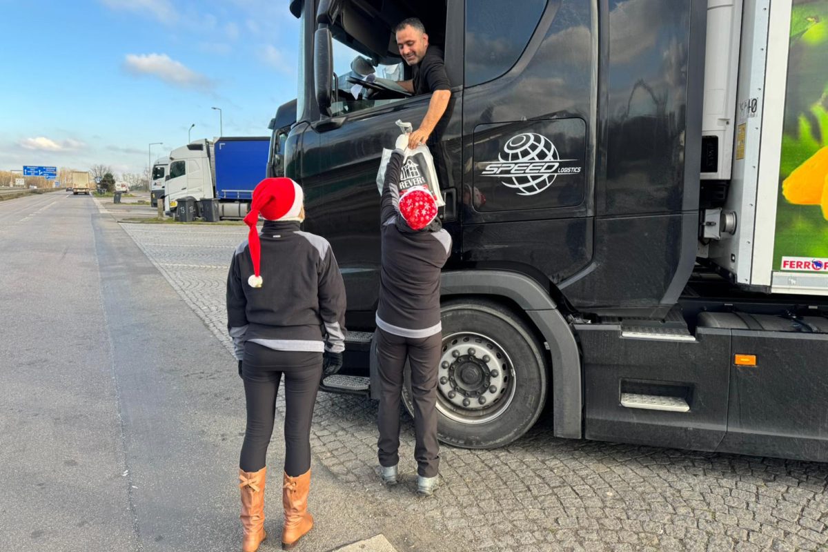 LKW-Weihnachtsmann Manuel Henkes und Team verteilen wieder Geschenktüten