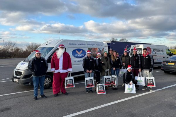 LKW-Weihnachtsmann Manuel Henkes und Team verteilen wieder Geschenktüten