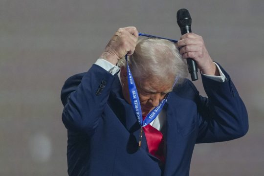 Trump hängt sich FIFA-Medaille um