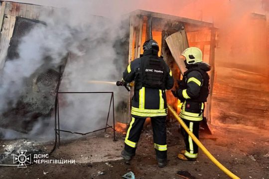 Feuerwehrleute im Einsatz in Tschernihiw