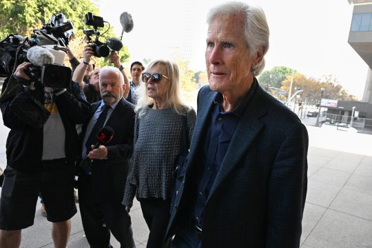 Matthew Perrys Mutter Suzanne Perry und sein Stiefvater Keith Morrison bei der Ankunft am Gerichtsgebäude