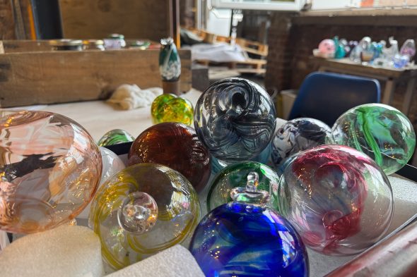 Weihnachtskugeln in der Werkstatt der Cristallerie Val Saint Lambert