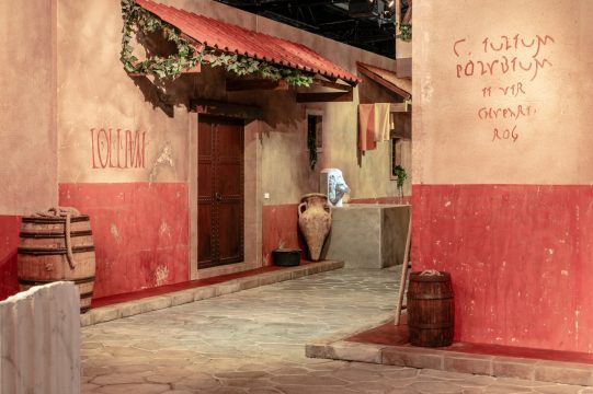 Straße in der Ausstellung "Zurück nach Pompeji"