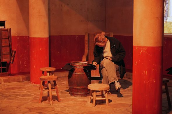 Besucherin liest auf einem Tablet in der Ausstellung "Zurück nach Pompeji"