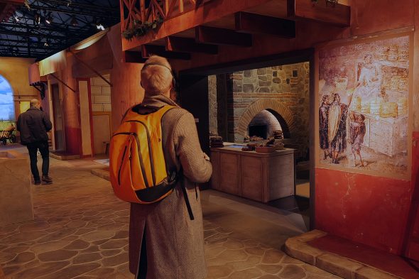 Besucher mit Audioguide in der Ausstellung "Zurück nach Pompeji"