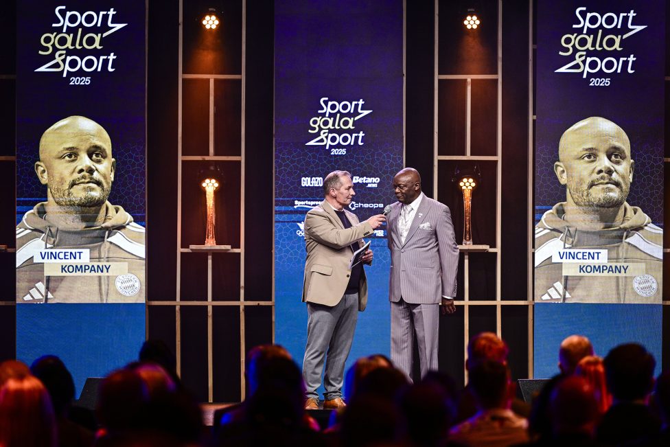 Vincent Kompanys Vater Pierre auf der Bühne bie der Preisverleihung